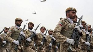توضيحية: في هذه الصورة التي نشرها الموقع الرسمي لمكتب الرئاسة الإيراني، يظهر جنود خلال مشاركتهم في عرض عسكري احتفالا ب"يوم الجيش الوطني" امام ضريح قائد الثورة الإسلامية، آية الله الخميني، بالقرب من العاصمة الإيرانية طهران، 18 أبريل، 2019. (Iranian Presidency Office via AP)