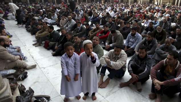 صورة توضيحية: مسلمون خلال صلاة الجمعة في جامع الازهر في القاهرة، 28 ديسمبر 2012 (AP/Khalil Hamra)