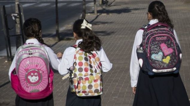 صورة توضيحية لطفلات يهوديات من التيار الحريدي في طريقهن إلى المدرسة في الضفة الغربية، 4 سبتمبر، 2016. (Nati Shohat/Flash90)