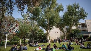 توضيحية: طلاب في حرم الجامعة العبرية في مدينة رحوفوت، 22 يناير، 2018.  (Miriam Alster/FLASH90)
