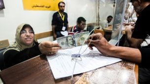 فلسطينيون يحصلون على مساعدات مالية من قطر في مدينة غزة، 19 مايو 2019 (Abed Rahim Khatib/Flash90)