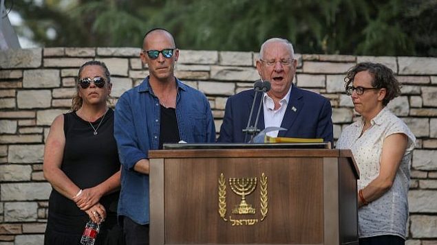 الرئيس رؤوفن ريفلين برفقة اولاده، خلال تشييع جثمانه نحاما في مقبرة جبل هرتسل الوطنية في القدس، 5 يونيو 2019 (Hadas Parush/Flash90)