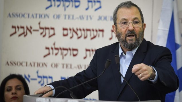 رئيس الوزراء السابق إيهود باراك يعلن عن تشكيل حزب جديد، في تل ابيب، 26 يونيو 2019 (Jacob Magid/Times of Israel)