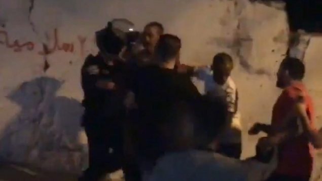 صورة شاشة من فيديو يظهر بحسب الافتراض رجل فلسطيني اصيب بنيران الشرطة الإسرائيلية بعد اطلاق العاب نارية صوبهم في حي العيساوية في القدس الشرقية، 27 يونيو 2019 (Twitter)