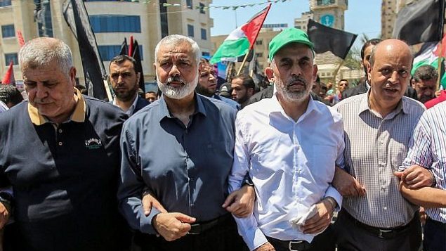 قادة حماس اسماعيل هنية ويحيى السنوار في مدينة غزة، 26 يونيو 2019 (Hassan Jedi/Flash90)