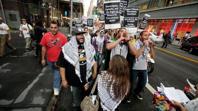صورة توضيحية: فلسطينيون ويهود يساريون خلال مظاهرة في نيويورك، 15 سبتمبر 2011 (AP Photo/David Karp)