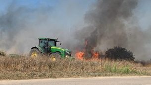 حريق ناجم عن بالونات حارقة تم إطلاقها من قطاع غزة في أرض زراعية في منطقة شاعر هنيغف في جنوب إسرائيل، 27 يونيو، 2019. (Sha'ar Hanegev regional council)