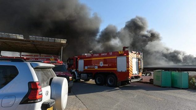 رجال إطفاء يعمل على اخماد حريق ناجم عن بالونات حارقة تم إطلاقها من قطاع غزة في جنوب إسرائيل، 27 يونيو، 2019.  (Fire and Rescue Services)
