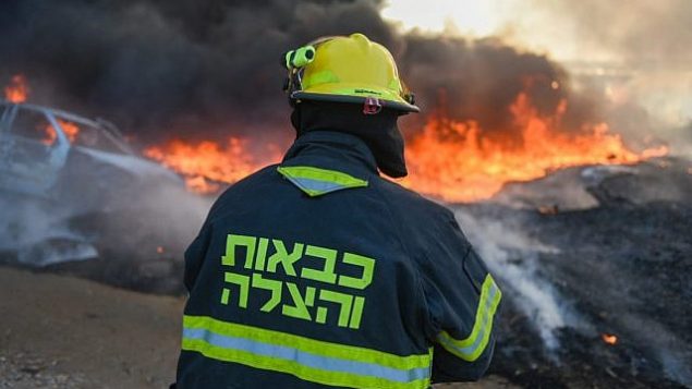 رجل إطفاء يعمل على اخماد حريق ناجم عن بالونات حارقة تم إطلاقها من قطاع غزة في جنوب إسرائيل، 27 يونيو، 2019.  (Fire and Rescue Services)