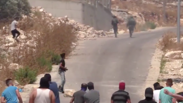 جنود اسرائيليون يفرون من راشقي حجارة فلسطينيين، 22 يونيو 2019 (screen capture/Twitter)