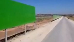 جزء من حاجز امني جديد نصب في شواريع محيطة بغزة لحماية السائقين والمزارعين الإسرائيليين من النيران والصواريخ (Channel 12 screen capture)