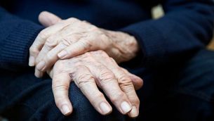 صورة توضيحية لمريض مسن يعاني من مرض الباركنسون.
(Highwaystarz-Photography; iStock by Getty Images)