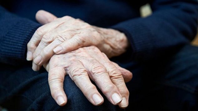 صورة توضيحية لمريض مسن يعاني من مرض الباركنسون.
(Highwaystarz-Photography; iStock by Getty Images)