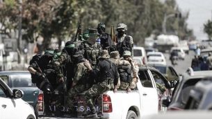 مقاتلون تابعون لحركة ’حماس’ شاركون في مناورة عسكرية في مدينة غزة، 25 مارس، 2018.  (AFP Photo/Mahmud Hams)