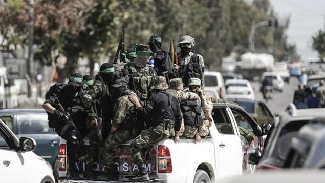مقاتلون تابعون لحركة ’حماس’ شاركون في مناورة عسكرية في مدينة غزة، 25 مارس، 2018.  (AFP Photo/Mahmud Hams)