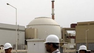 في هذه الصورة من الأرشيف التي تم التقاطها في 25 فبراير 2009 ، يسير الفنيون الإيرانيون خارج المبنى الذي يضم مفاعل محطة بوشهر للطاقة النووية، في مدينة بوشهر الساحلية الإيرانية ، على بعد 1200 كيلومتر جنوب طهران. (Behrouz Mehri/AFP Files/AFP)