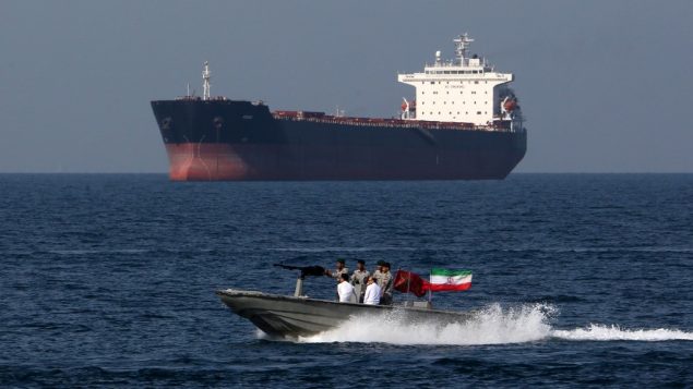 جنود إيرانيون يشاركون في ’اليوم الوطني للخليج الفارسي’ في مضيق هرمز، 30 ابريل 2019 (Atta Kenare/AFP)