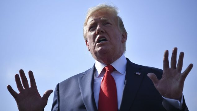 الرئيس الأمريكي دونالد ترامب يتحدث للصحافيين قبل انطلاقه من المطار المحلي في موريستاون، نيوجيرسي في 7 يوليو، 2019 عائدا إلى واشنطن بعد نهاية أسبوع قضاها في منتجع غولف ’بدمينستر’. ( MANDEL NGAN / AFP) الرئيس الأمريكي دونالد ترامب يتحدث للصحافيين قبل انطلاقه من المطار المحلي في موريستاون، نيوجيرسي في 7 يوليو، 2019 عائدا إلى واشنطن بعد نهاية أسبوع قضاها في منتجع غولف ’بدمينستر’. ( MANDEL NGAN / AFP)