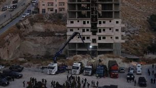 مبنى فلسطيني تقوم القوات الإسرائيلية بتفجيرة في صور باهر، جنوب القدس، 22 يوليو، 2019. (Wisam Hashlamoun/Flash90)
