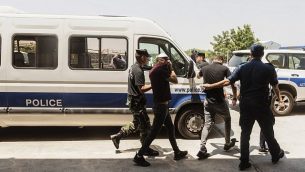 سياح إسرائيليون، مشتبهون باغتصاب فتاة بريطانية (19 عاما) في أيا نابا، يغادرون قاعة المحكمة فيمدينة بارليمني السياحية شرق جزيرة قبرص، 26 يوليو، 2019. (Iakovos Hatzistavrou / AFP)