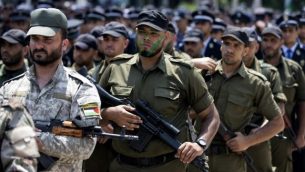 توضيحية: عناصر من الجناح العسكري لحركة حماس تشارك في مسيرة عسكرية في مدينة غزة، 26 يونيو، 2017. (AFP Photo/Mahmud Hams)