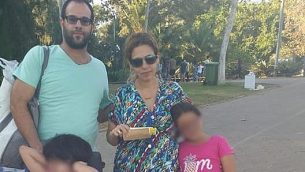 أوفير حسداي، زوجته ديكلا، واثنتين من بناتهما الثلاث. قُتل حسداي بالرصاص خلال سجار حول موقف سيارات في 28 يوليو 2019 (courtesy: Facebook)