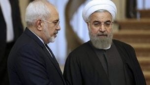 الرئيس الإيراني حسن روحاني، يمين، يستمع إلى وزير خارجيته محمد جواد ظريف قبيل جلسة في طهران، إيران، 24 نوفمبر، 2015. (Vahid Salemi/AP)