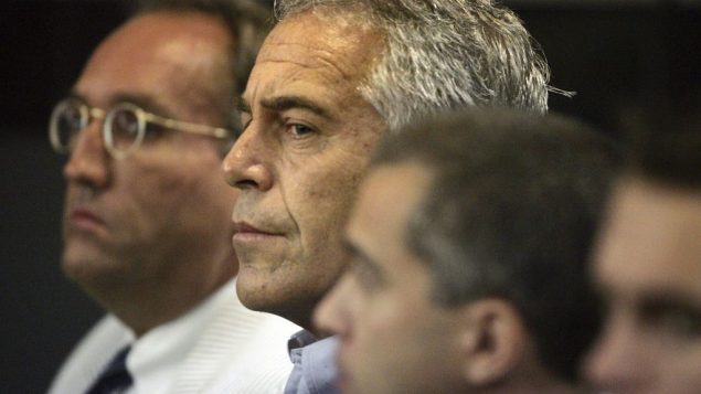 جيفري إبستين، معتقل في بالم بيتش، فلوريدا، 30 يوليو 2008 (Uma Sanghvi/Palm Beach Post via AP, File)
