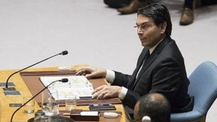 سفير إسرائيل لدى الأمم المتحدة، داني دنون، يتكلم خلال جلسة لمجلي الأمن حول الوضع بين الإسرائيليين والفلسطينيين، 1 يونيو، 2018، في مقر الأمم المتحدة في نيويورك.  (AP Photo/Mary Altaffer)