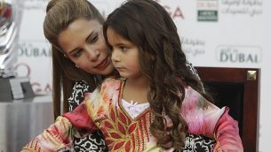 الأميرة هيا بنت الحسين تحمل ابنتها الجليلة في حضنها خلال حفل توزيع جوائز بطولة ’دبي ليديز ماسترز’ للغولف في دبي ، الإمارات العربية المتحدة ، السبت 8 ديسمبر 2012. (AP Photo / Kamran Jebreili)