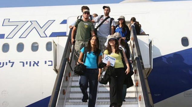 توضيحية: قادمون جدد إلى إسرائيل ينزلون من الطائرة في مطار بن غوريون. (Courtesy Nefesh B'Nefesh/via JTA)