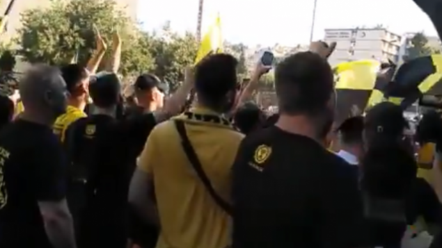 مشجعو بيتار القدس يرددون هتافات عنصرية ضد لاعب الوسط في الفريق علي محمد خلال التمرين الأول في الفريق استعداد لانطلاق مباريات ما قبل الموسم، 10 يولبو، 2019.  (Screen capture: Twitter)