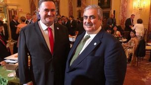 وزير الخارجية يسرائيل كاتس ونظيره البحريني خالد بن أحمد آل خليفة (يمين) في صورة مشتركة في وزارة الخارجية الامريكية بواشنطن، 17 يوليو، 2019.  (Courtesy)