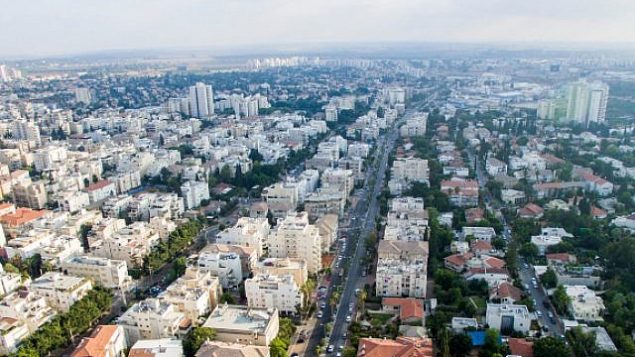 صورة من الجو لمدينة رحوفوت، 30 يونيو، 2017. (Gidi Avinary/Flash90)