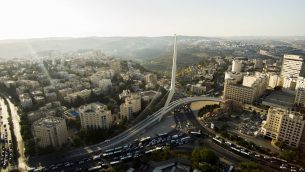 صورة جوية لجسر الاوتار عند مدخل القدس، 10 يوليو 2017 (Gidi Avinary/FLASH90)