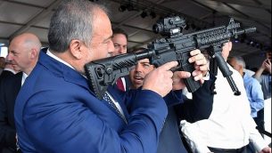 وزير الدفاع أفيغدور ليبرمان خلال زيارة لمصنع أسلحة في سديروت، 14 ديسمبر، 2017.  (Ariel Hermoni/Defense Ministry/Flash90)