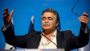 عمير بيرتس يلقي خطابا خلال مؤتمر لحزب ’العمل’ في تل أبيب، 10 يناير، 2019. (Gili Yaari/Flash90)