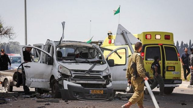 سيارة أصيبت بصاروخ تم إطلاقه من قطاع غزة بالقرب من الحدود بين إسرائيل وغزة في 5 مايو، 2019. (Noam Rivkin Fenton/Flash90)