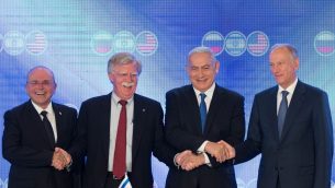 من اليمين: مستشار الامن القومي الروسي نيكولاي باتروشيف، رئيس الوزراء بنيامين نتنياهو، مستشار الامن القومي الامريكي جون بولتون، ومستشار الامن القومي الإسرائيلي مئير بن شابات، خلال قمة ثلاثية في القدس، 25 يونيو 2019  (Noam Revkin FentonFlash90)