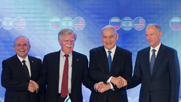 من اليمين: مستشار الامن القومي الروسي نيكولاي باتروشيف، رئيس الوزراء بنيامين نتنياهو، مستشار الامن القومي الامريكي جون بولتون، ومستشار الامن القومي الإسرائيلي مئير بن شابات، خلال قمة ثلاثية في القدس، 25 يونيو 2019  (Noam Revkin FentonFlash90)