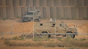 صورة توضيحية: مركبتان عسكريتان إسرائيليتان خلال اشتباكات عند السياج الحدودي بين إسرائيل وقطاع غزة، بالقرب من مدينة غزة، 28 يونيو، 2019. (Hassan Jedi/Flash90)