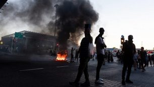 إسرائيليون من أصول إثيوبية ونشطاء يتظاهرون في أعقاب مقتل الشاب من أصول إثيوبية، سولومون تيكاه (19 عاما)، برصاص شرطي خارج الخدمة في كريات يام في الليلة السابقة، بالقرب من كريات آتا، 1 يوليو، 2019.  (Meir Vaknin/Flash90)