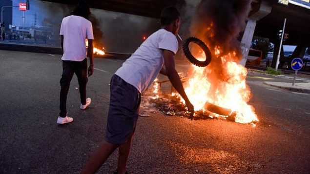 إسرائيليون من أصول إثيوبية ونشطاء يتظاهرون في أعقاب مقتل الشاب من أصول إثيوبية، سولومون تيكاه (19 عاما)، برصاص شرطي خارج الخدمة في كريات يام في الليلة السابقة، بالقرب من كريات آتا، 1 يوليو، 2019.  (Meir Vaknin/Flash90)