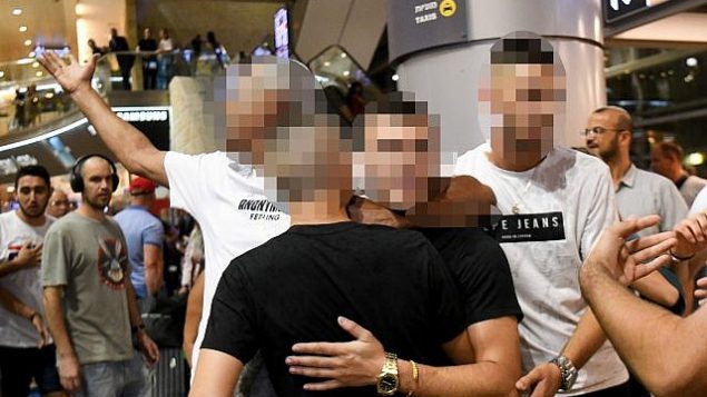 الفتية الإسرائيليين الذين تمت تبرئتهم من مزاعم الاغتصاب في قبرص مع أفراد عائلاتهم في مطار بن غوريون في 28 يوليو 2019. (Flash90) الفتية الإسرائيليين الذين تمت تبرئتهم من مزاعم الاغتصاب في قبرص مع أفراد عائلاتهم في مطار بن غوريون في 28 يوليو 2019. (Flash90)