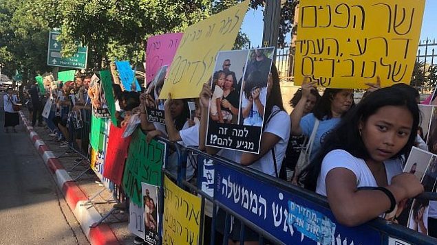 عمال فيليبنيون يتظاهرون ضد اعتقال وترحيل أطفال من أبناء العمال الأجانب في إسرائيل أمام منزل رئيس الوزراء في القدس، 24 يوليو، 2019.  (Sue Surkes)