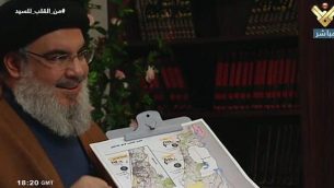 الأمين العام لحزب الله اللبناني حسن نصرالله يشير الى خارطة اسرائيل ويذكر اهداف محتملة، خلال مقابلة تلفزيونية في 12 يوليو 2019 (Channel 13 screenshot)