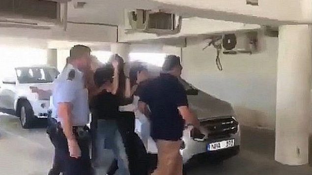 صورة شاشة من فيديو يظهر مشتبه بهم اسرائيليين باغتصاب جماعي لسائحة بريطانية في قبرص، بطريقهم الى محكمة قبرصية، 18 يوليو 2019 (Walla)