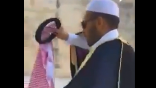 لقطة شاشة من مقطع فيديو للمدون السعودي محمد سعود وهو يتعرض للمضايقات خلال زياته إلى الحرم القدسي في البلدة القديمة، 22 يوليو، 2019. (Screen capture: Twitter) لقطة شاشة من مقطع فيديو للمدون السعودي محمد سعود وهو يتعرض للمضايقات خلال زياته إلى الحرم القدسي في البلدة القديمة، 22 يوليو، 2019. (Screen capture: Twitter)
