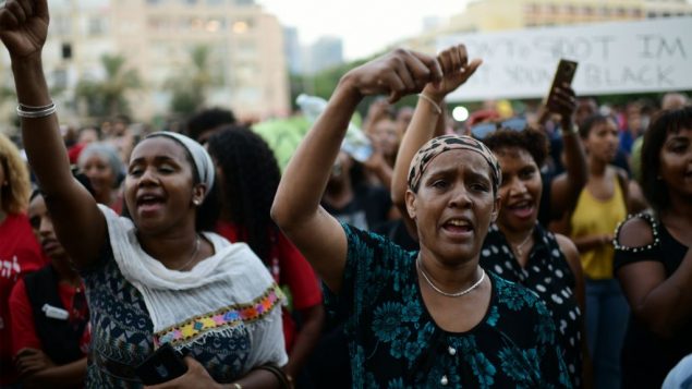 صورة توضيحية: اثيوبيون اسرائيليون يتظاهرون ضد عنف الشرطة والتمييز في تل ابيب، 8 يوليو 2019 (Tomer Neuberg/Flash90)