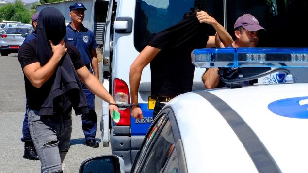اثنين من المشتبه بهم باغتصاب جماعي لسائحة بريطانية يغطون وجوههم بمساعدة ملابسهم اثناء وصولهم الى محكمة فاماغوستا في بلدة بارالامني في قبرص، 18 يوليو 2019 (AP Photo/Petros Karadjias) اثنين من المشتبه بهم باغتصاب جماعي لسائحة بريطانية يغطون وجوههم بمساعدة ملابسهم اثناء وصولهم الى محكمة فاماغوستا في بلدة بارالامني في قبرص، 18 يوليو 2019 (AP Photo/Petros Karadjias)